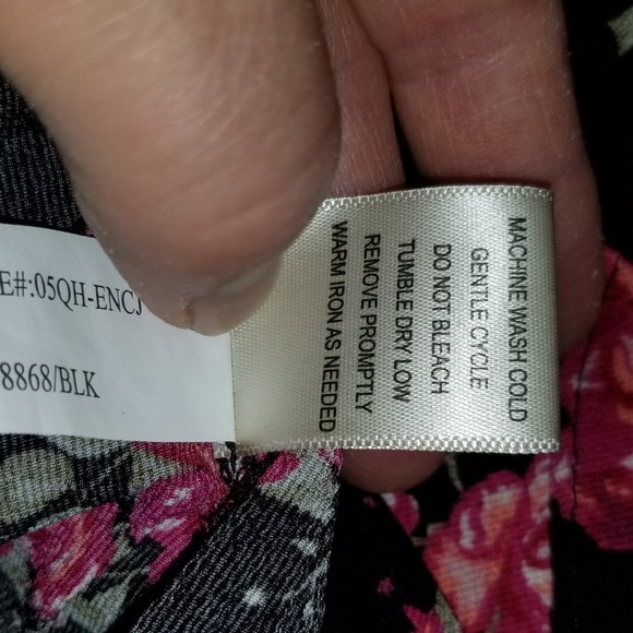 Black floral shoulder cutout blouse - Picture 5 of 9